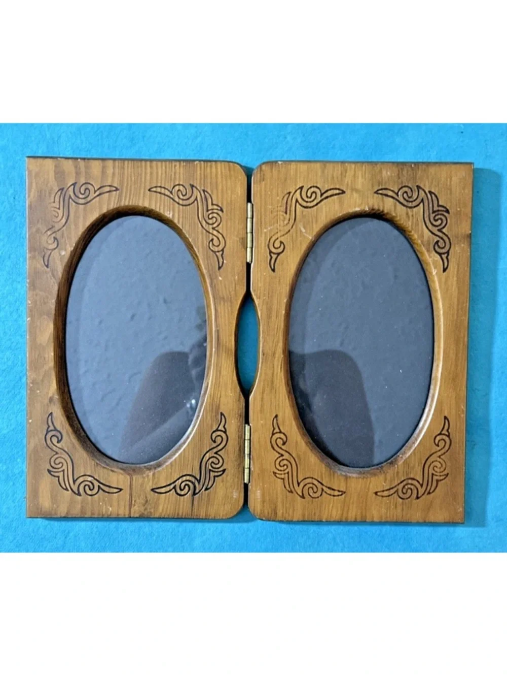 Unique VINTAGE Bi-fold PHOTO FRAME Wood Oval carved 4x7